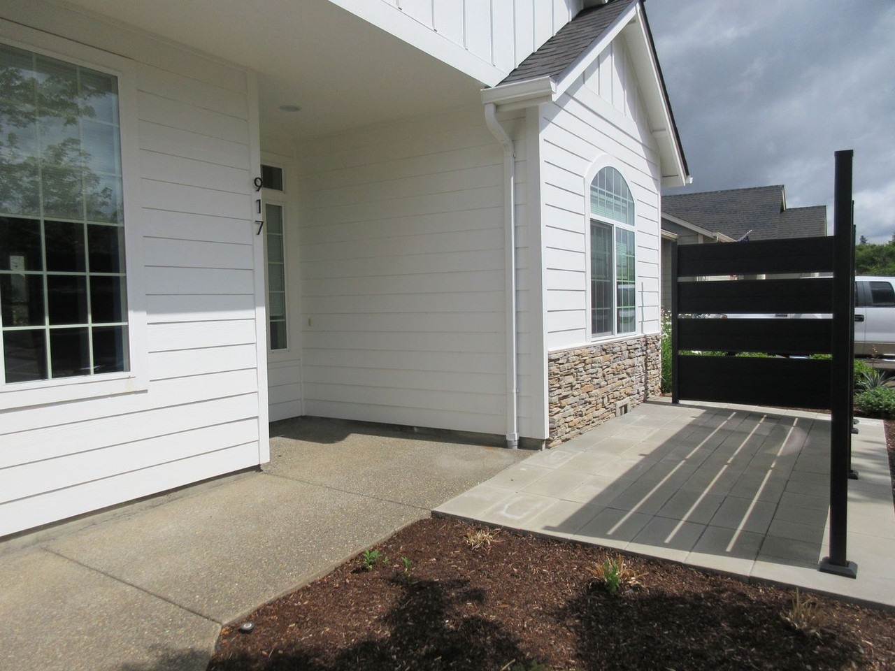 917 Pioneer Dr - Photo 3 of 32
