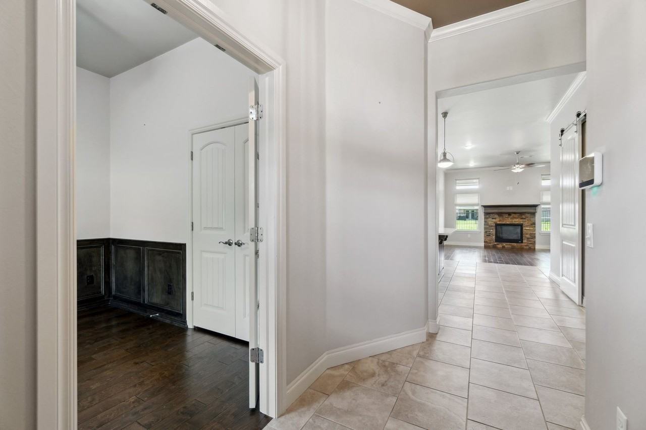 18609 Groveton Blvd - Photo 2 of 20