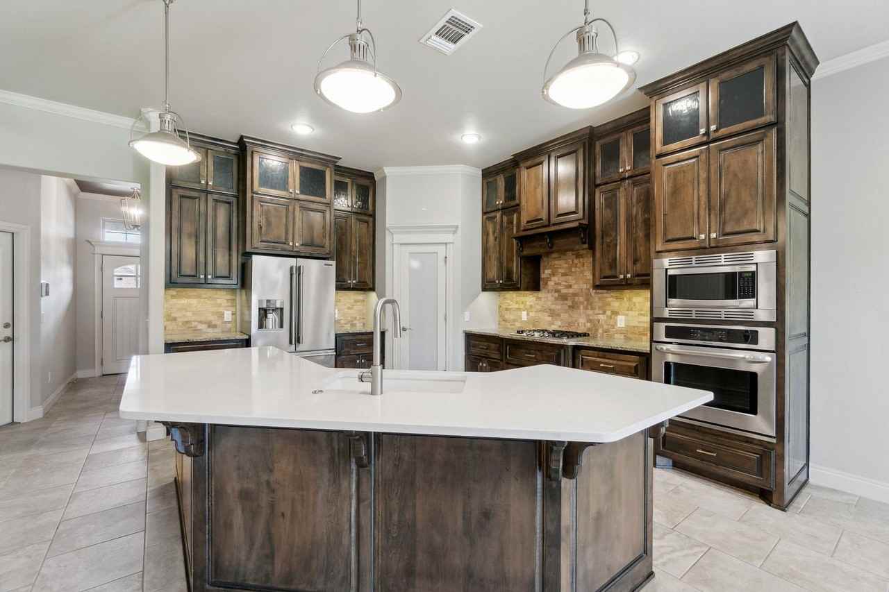 18609 Groveton Blvd - Photo 6 of 20