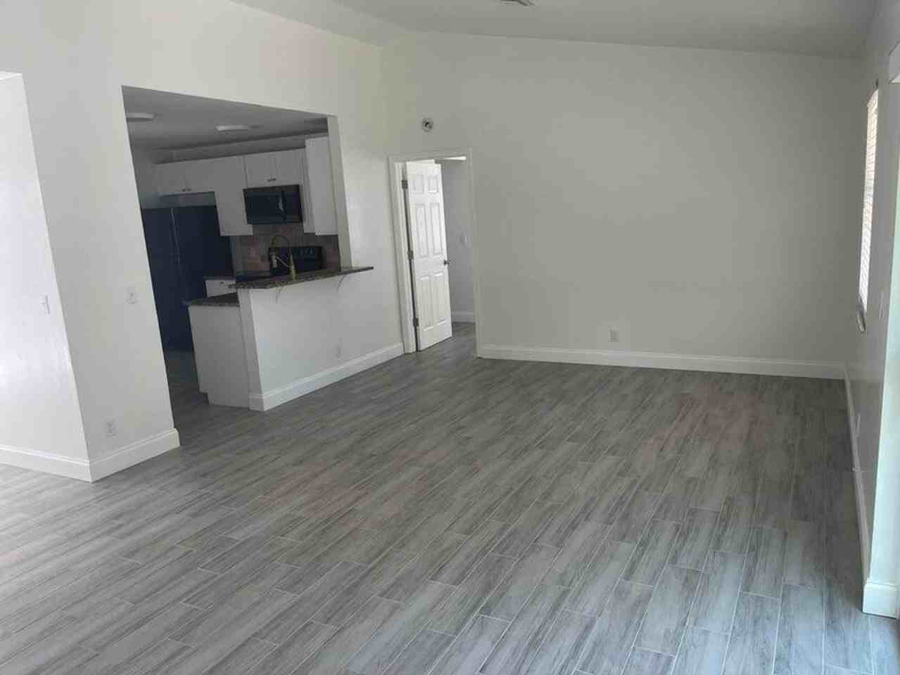 310 Elaine Cir W - Photo 3 of 10