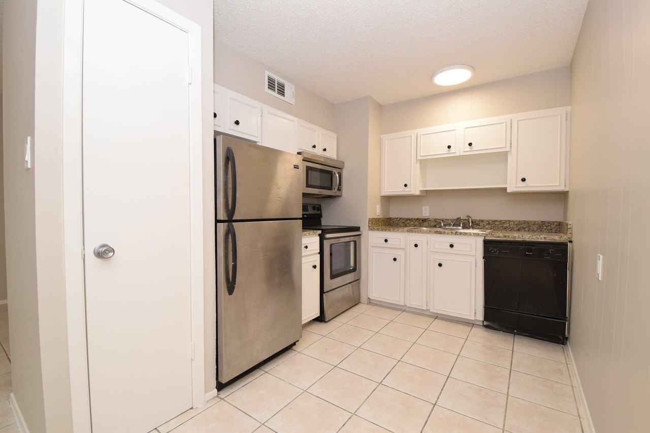 2404 Longview St #103 - Photo 7 of 12