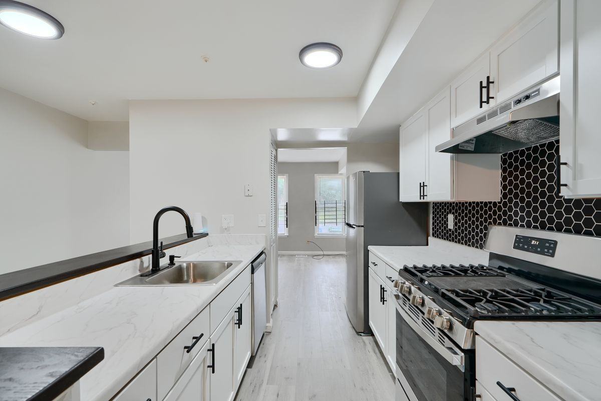 32 N Spring St - Photo 3 of 10