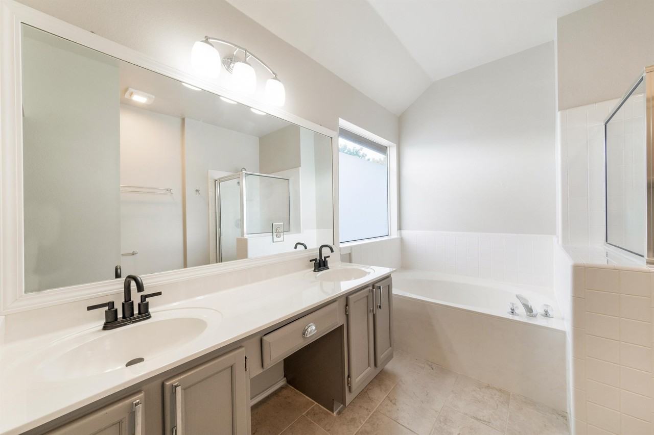 17201 Village Glen Cv - Photo 3 of 48