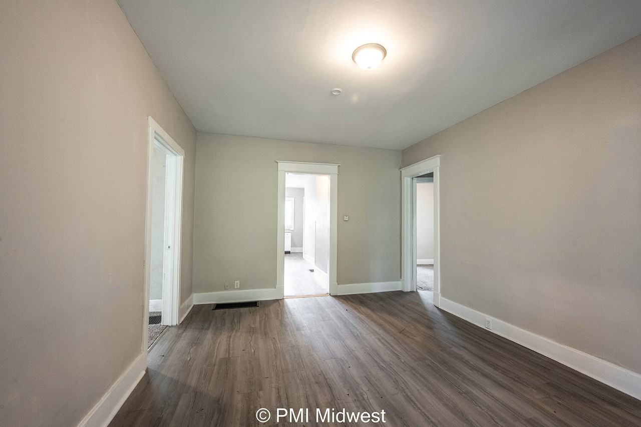 130 N Gladstone Ave - Photo 7 of 32