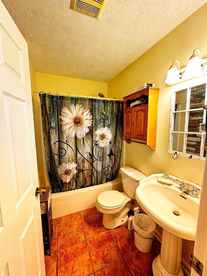 165 Moss Ave - Photo 2 of 15