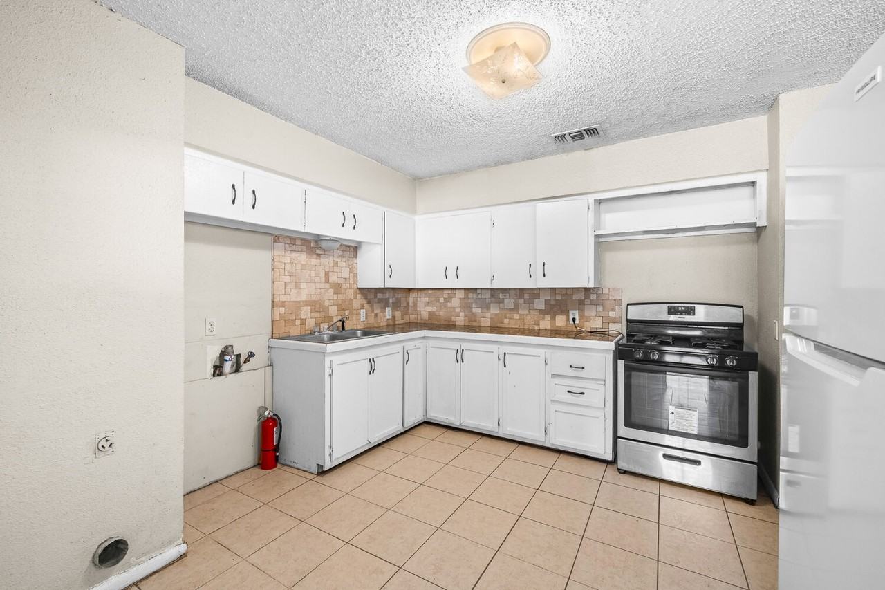 1603 27th St - Photo 5 of 14