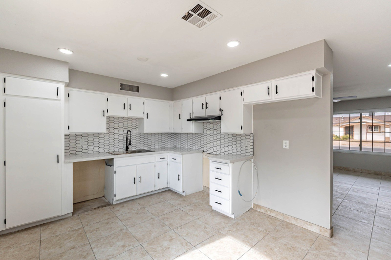 8633 W Weldon Ave - Photo 3 of 20