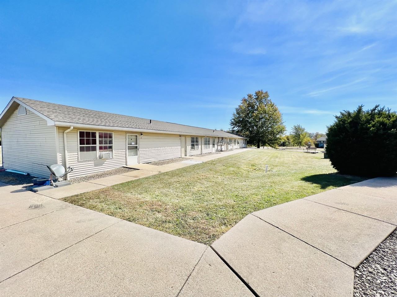 709 E Woodland - Photo 4 of 10