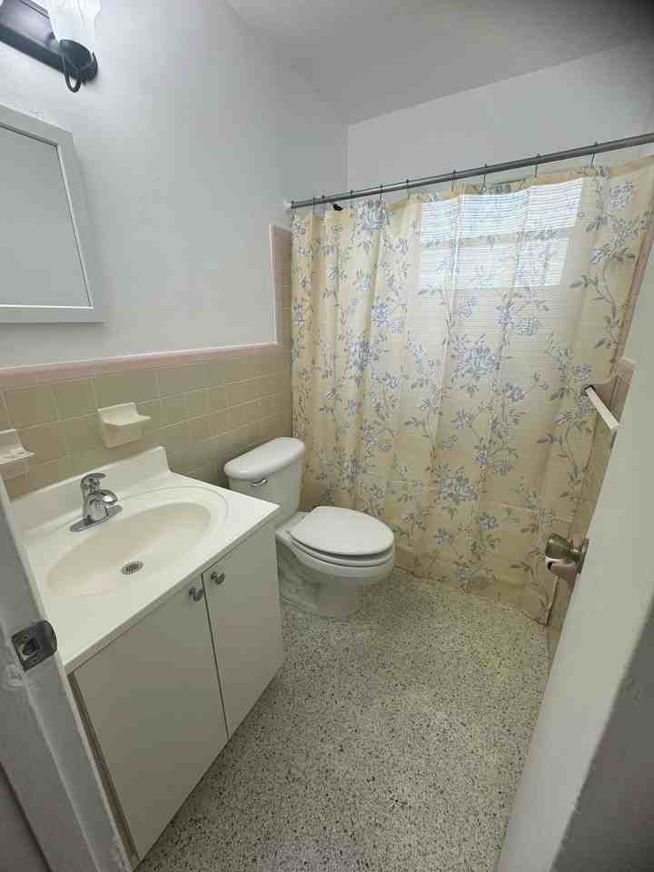 Las Brisas Apartments - Photo 4 of 11