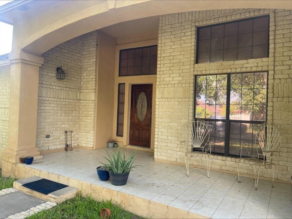 1637 Raintree Dr - Photo 2 of 14