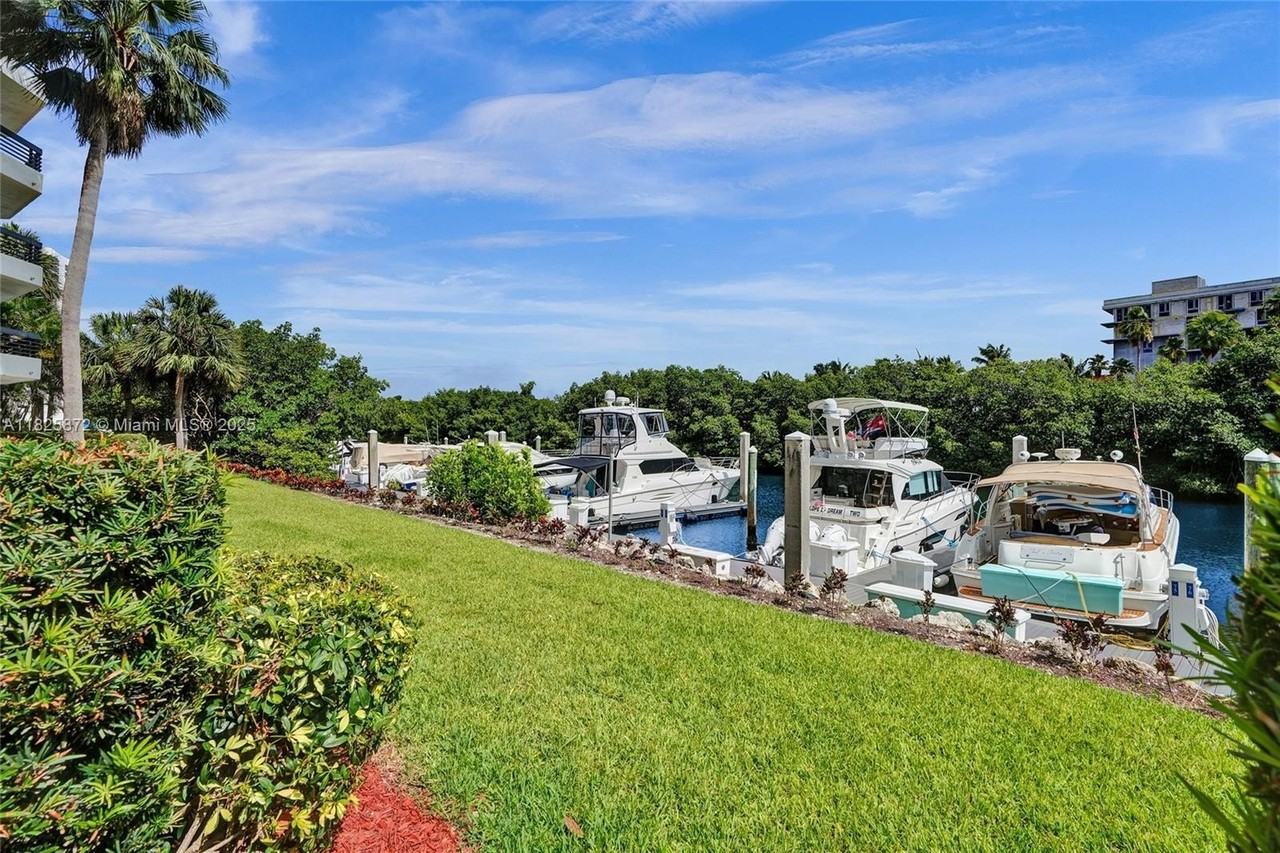 3500 Mystic Pointe Drive #105