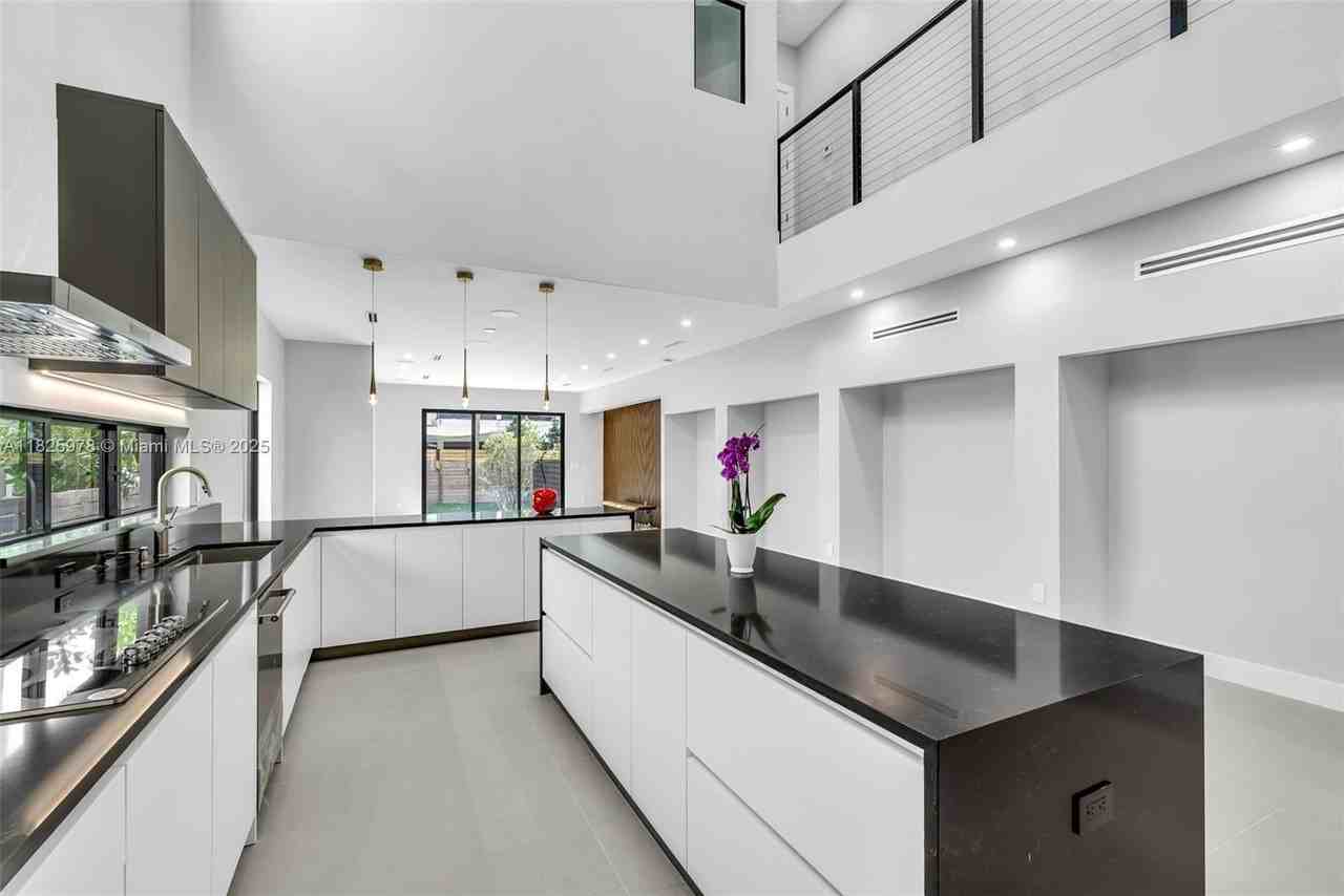 808 Sw 9th St #808A - Photo 2 of 30