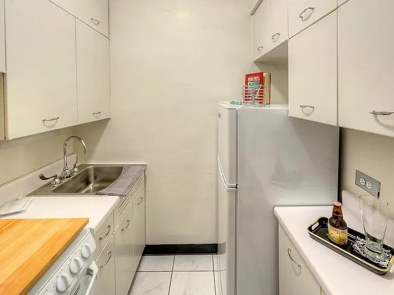 535 W Cornelia Ave #603 - Photo 2 of 4