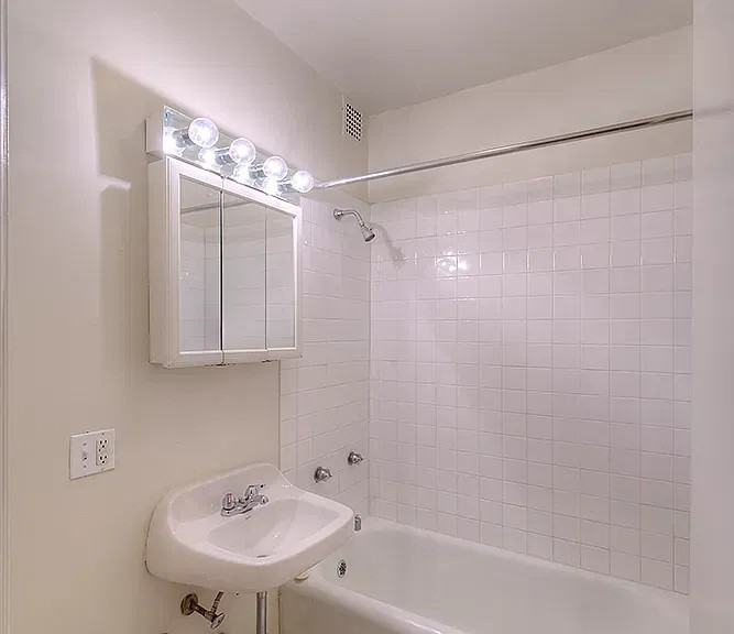 535 W Cornelia Ave #603 - Photo 3 of 4