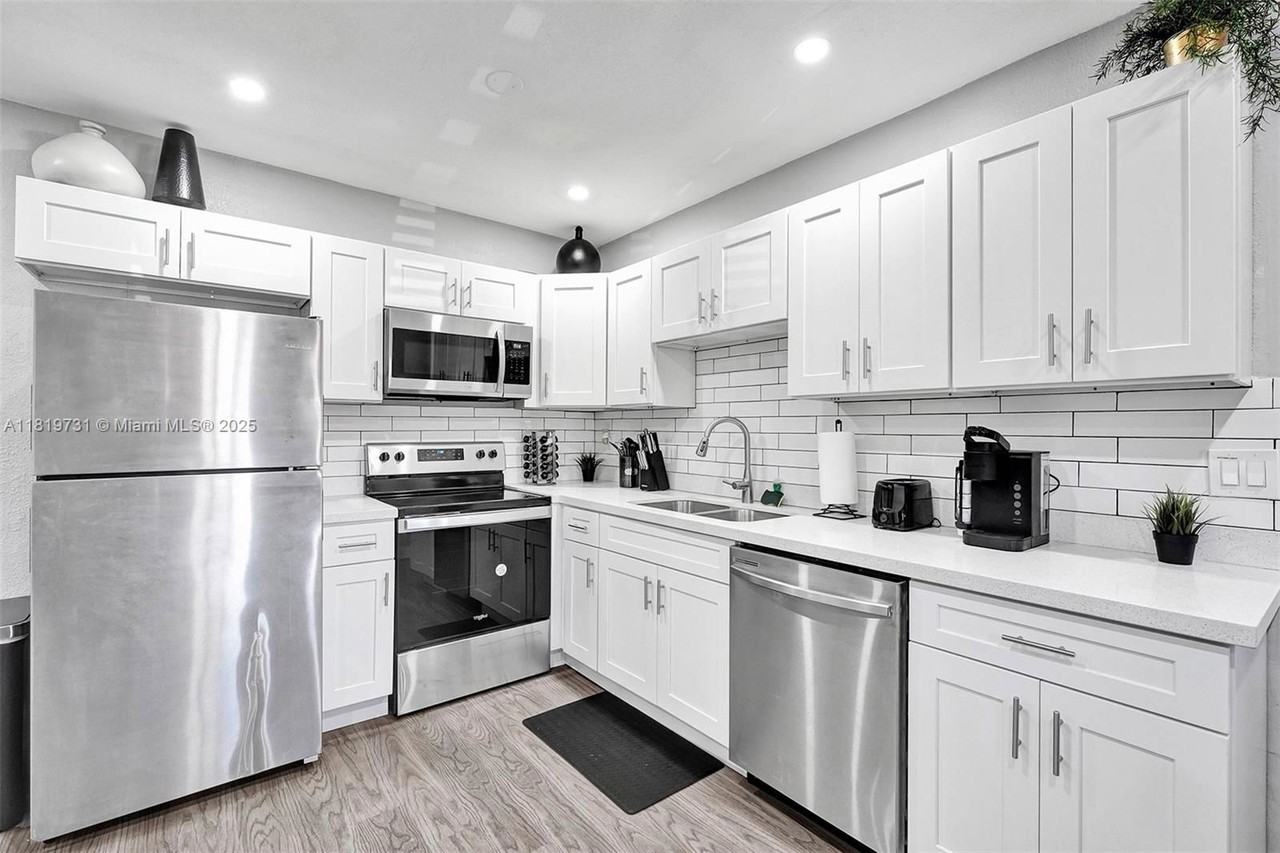 1324 Ne 151st St - Photo 3 of 8