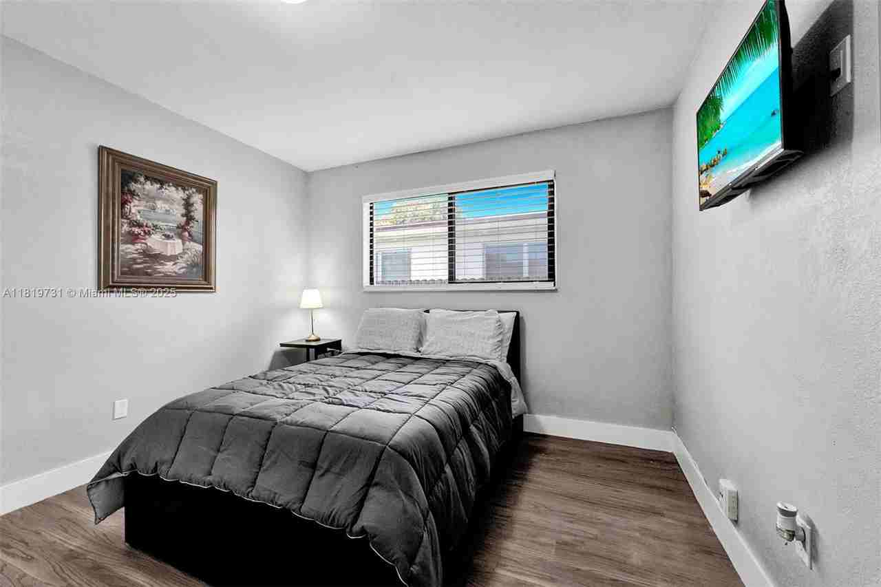 1324 Ne 151st St - Photo 4 of 8