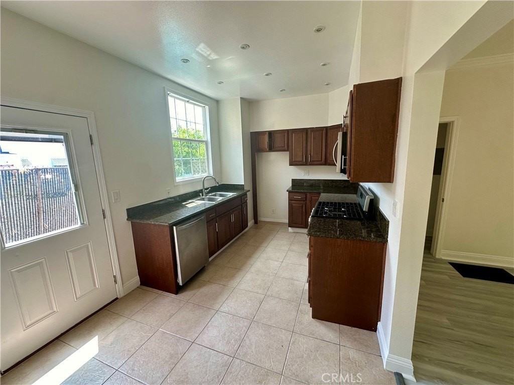 1760 N Las Palmas Ave - Photo 5 of 11