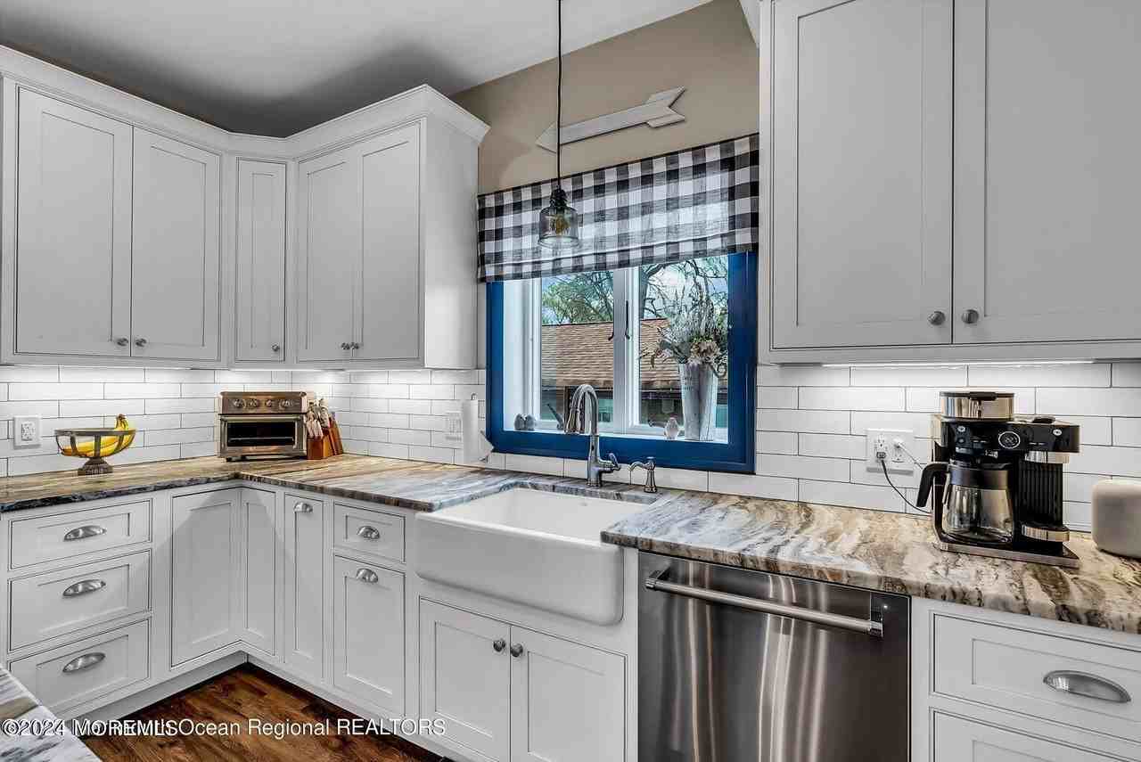 515 Monmouth Rd - Photo 3 of 35