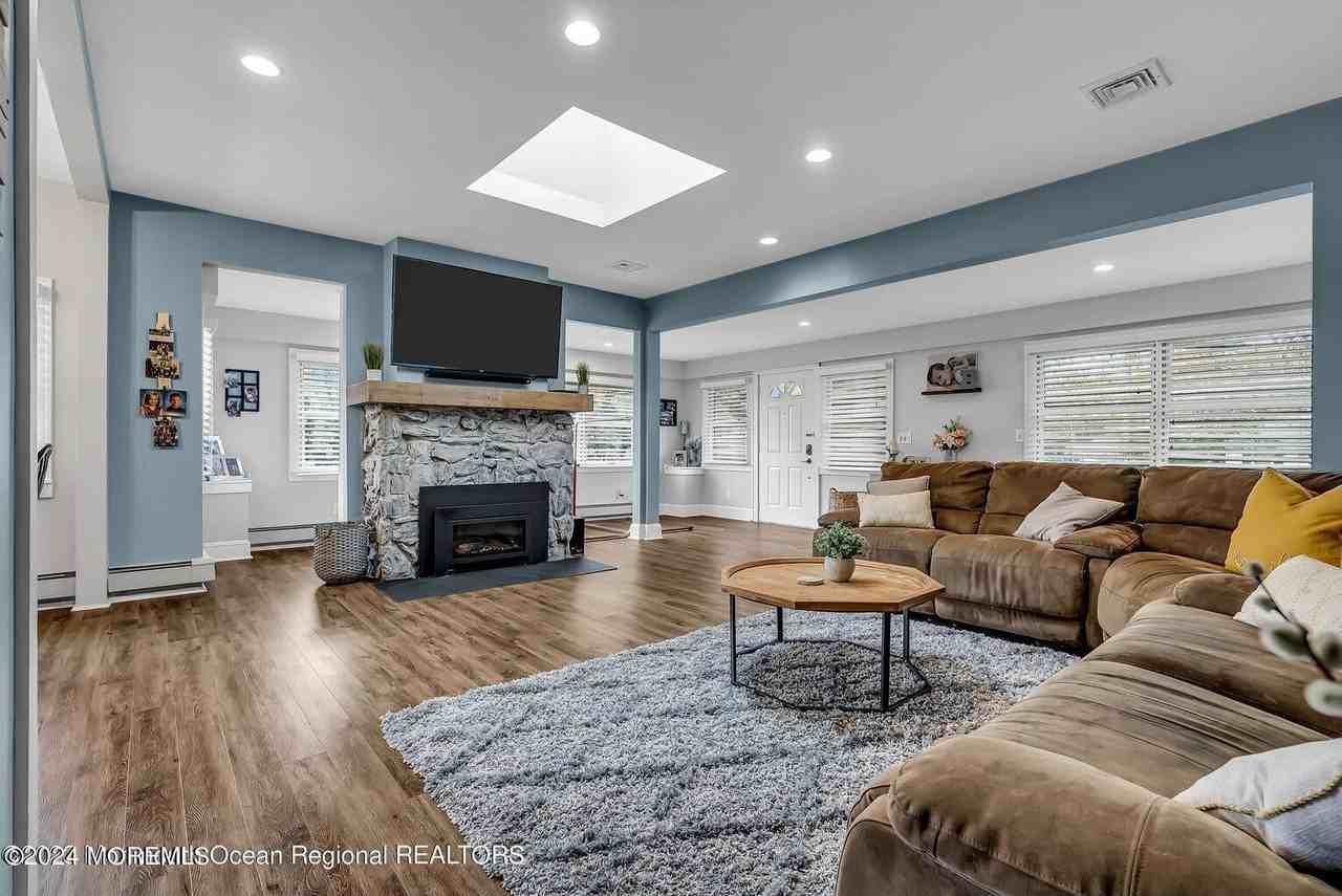 515 Monmouth Rd - Photo 4 of 35