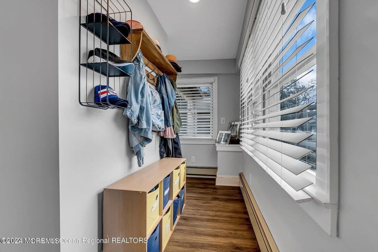 515 Monmouth Rd - Photo 7 of 35