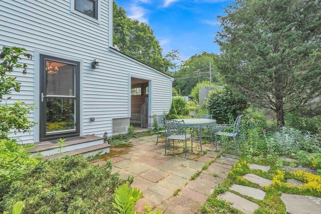 211 Mendon St - Photo 2 of 17