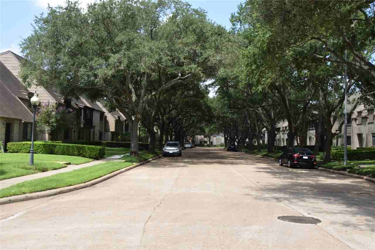 15357 Falmouth Ave - Photo 3 of 22