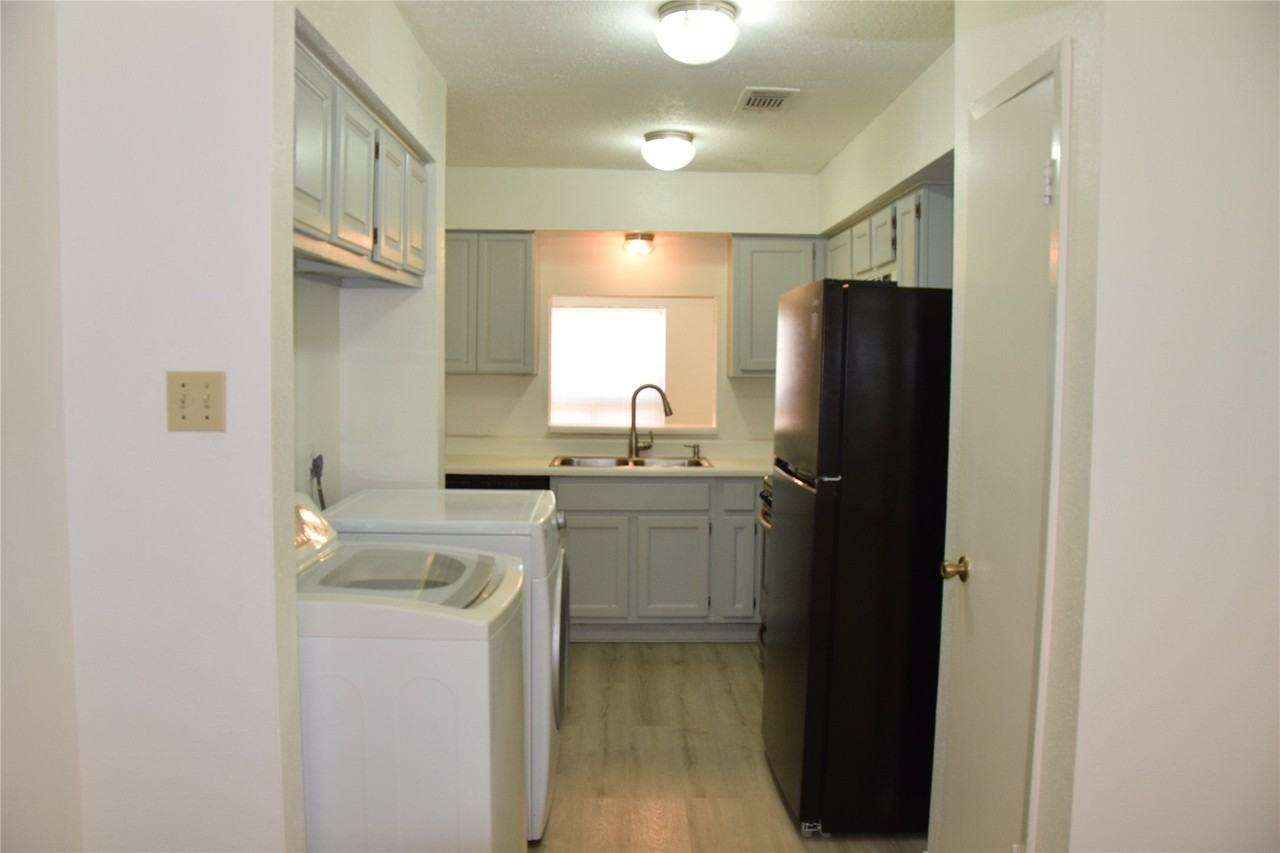 15357 Falmouth Ave - Photo 5 of 22