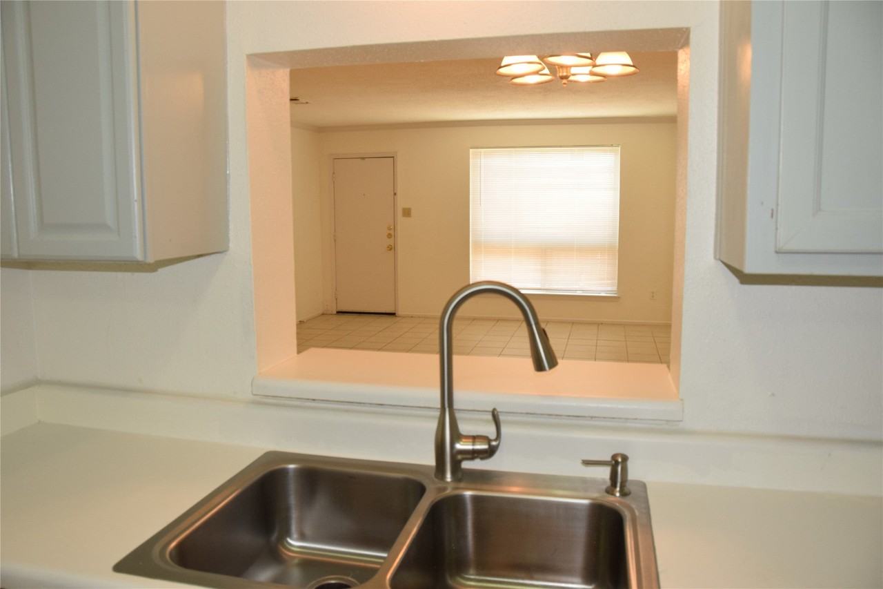 15357 Falmouth Ave - Photo 6 of 22