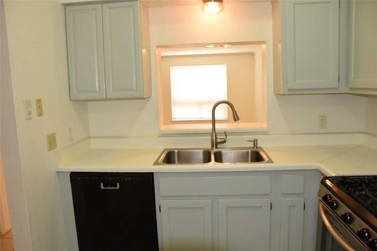 15357 Falmouth Ave - Photo 7 of 22