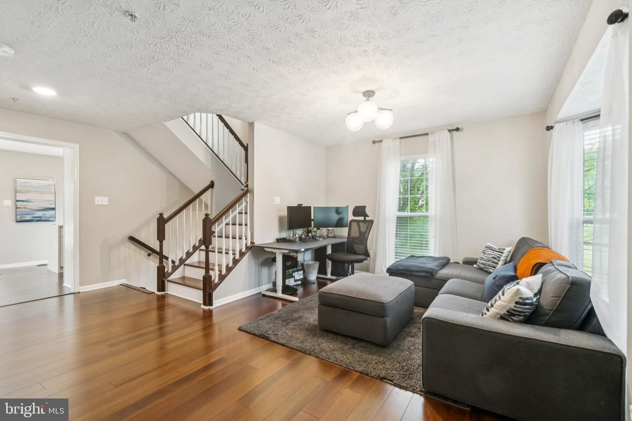 9525 Oakhurst Dr - Photo 2 of 30