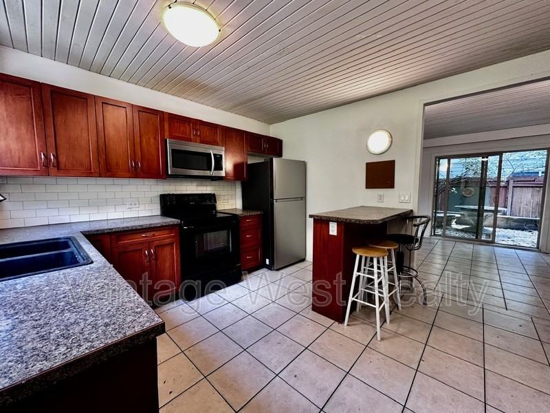 1401 Pandosy St - Photo 2 of 20