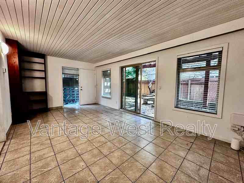 1401 Pandosy St - Photo 3 of 20