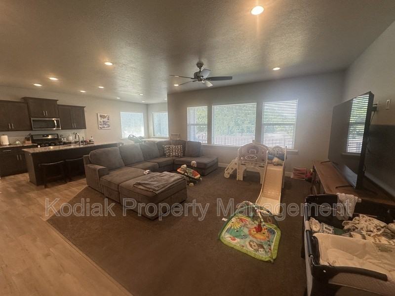 192 S Derrah Dr - Photo 4 of 31