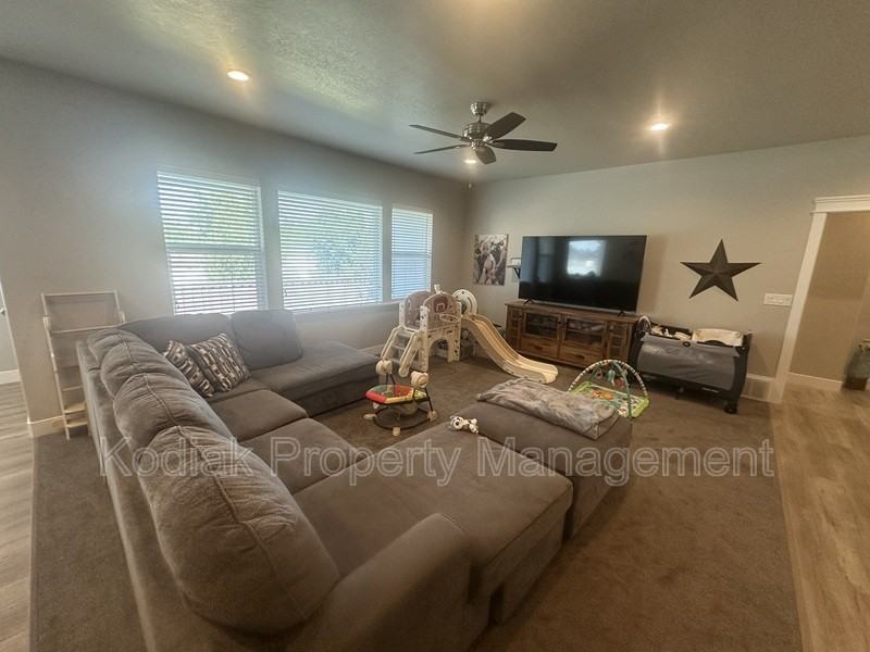 192 S Derrah Dr - Photo 5 of 31