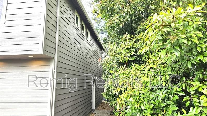 2111 E Mill Plain Blvd - Photo 2 of 13