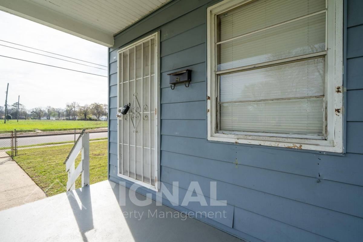1320 45th St N - Photo 3 of 10