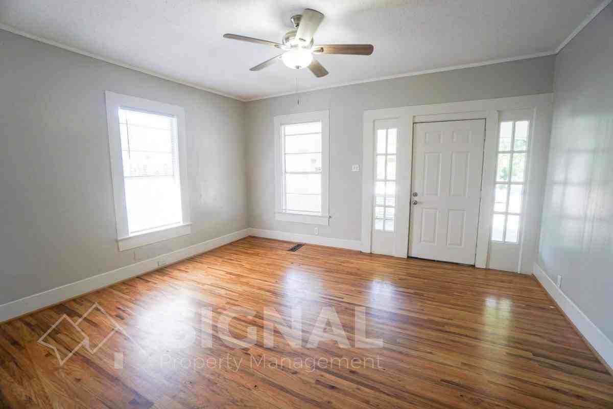 4335 Jackson St - Photo 3 of 10