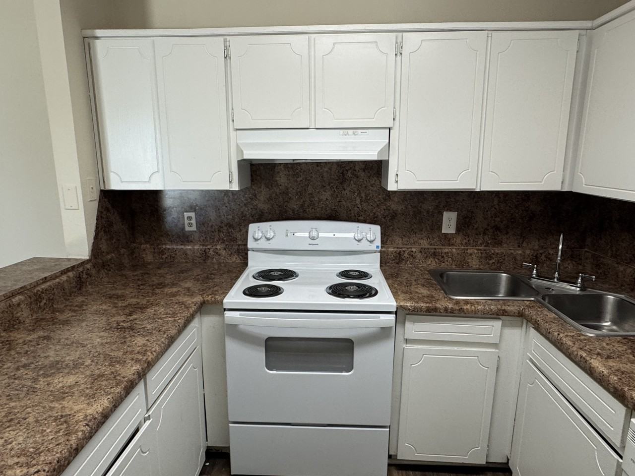 2506 Stadium Dr - Photo 2 of 12