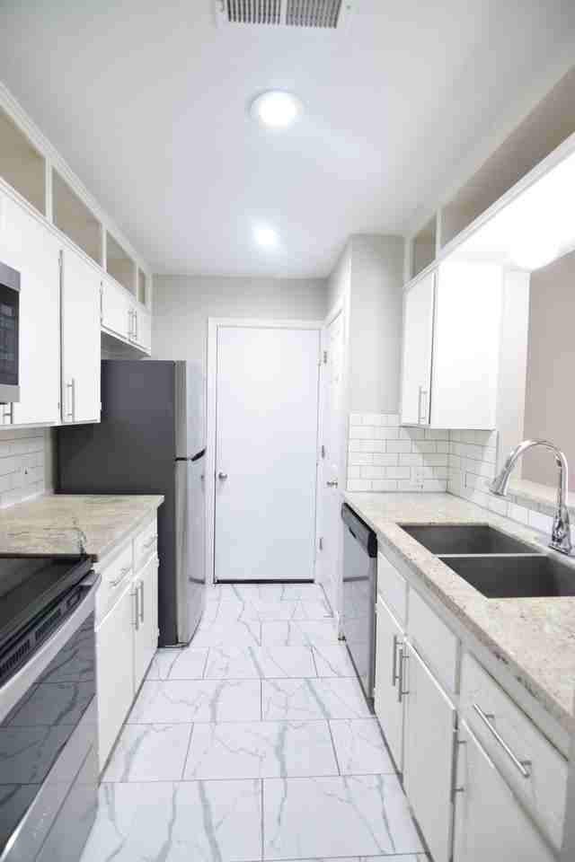 2305 Bunker Hill Dr - Photo 3 of 17