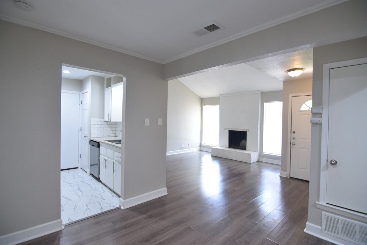 2305 Bunker Hill Dr - Photo 4 of 17