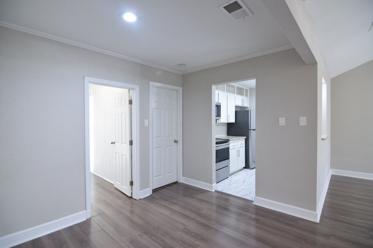 2305 Bunker Hill Dr - Photo 5 of 17