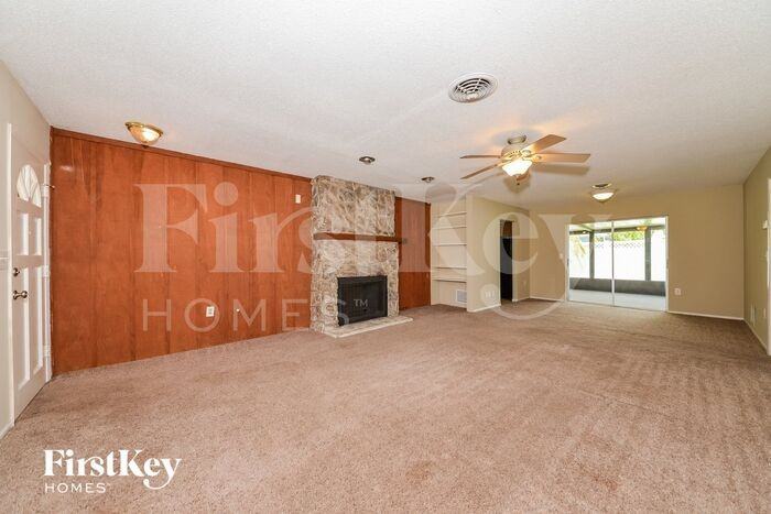 1075 Queen Rd - Photo 3 of 15