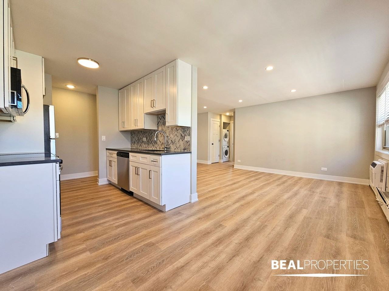 530 W Aldine Ave #1 - Photo 4 of 8