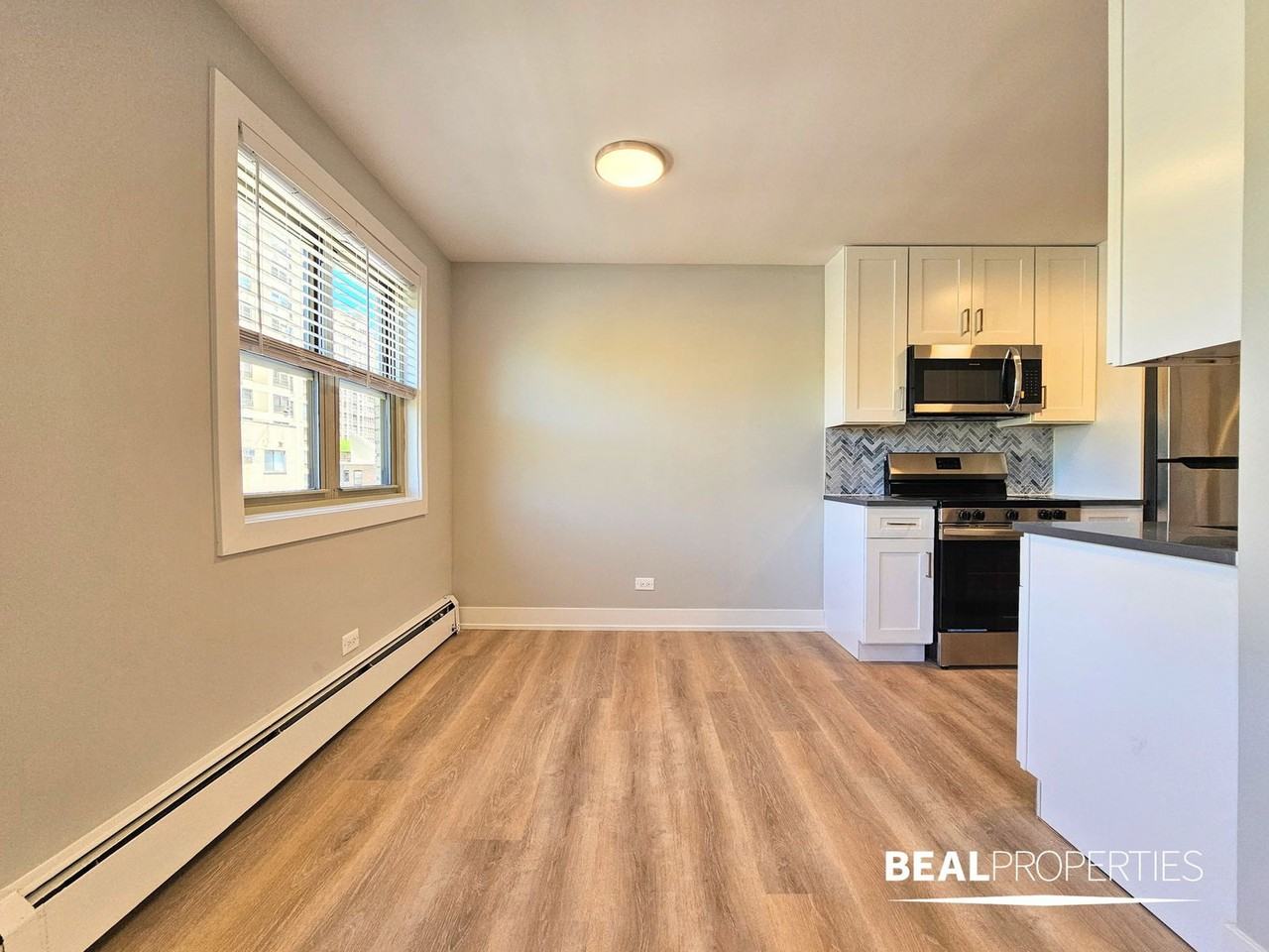 530 W Aldine Ave #1 - Photo 5 of 8