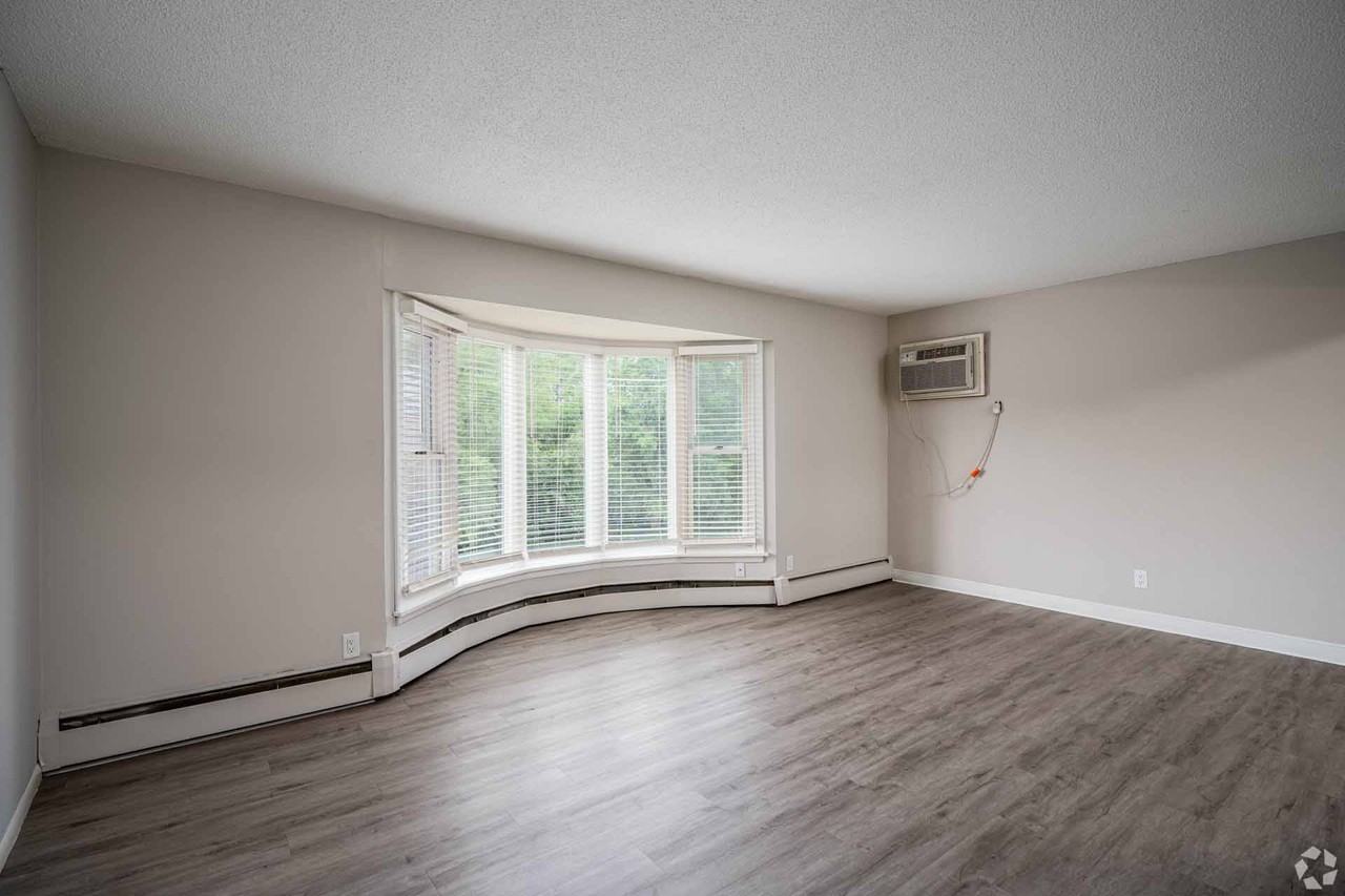 Richfield Square Apartments - Photo 5 of 32