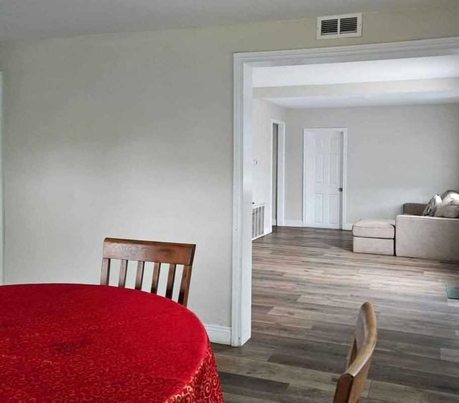 10515 Cypress Ave - Photo 2 of 3