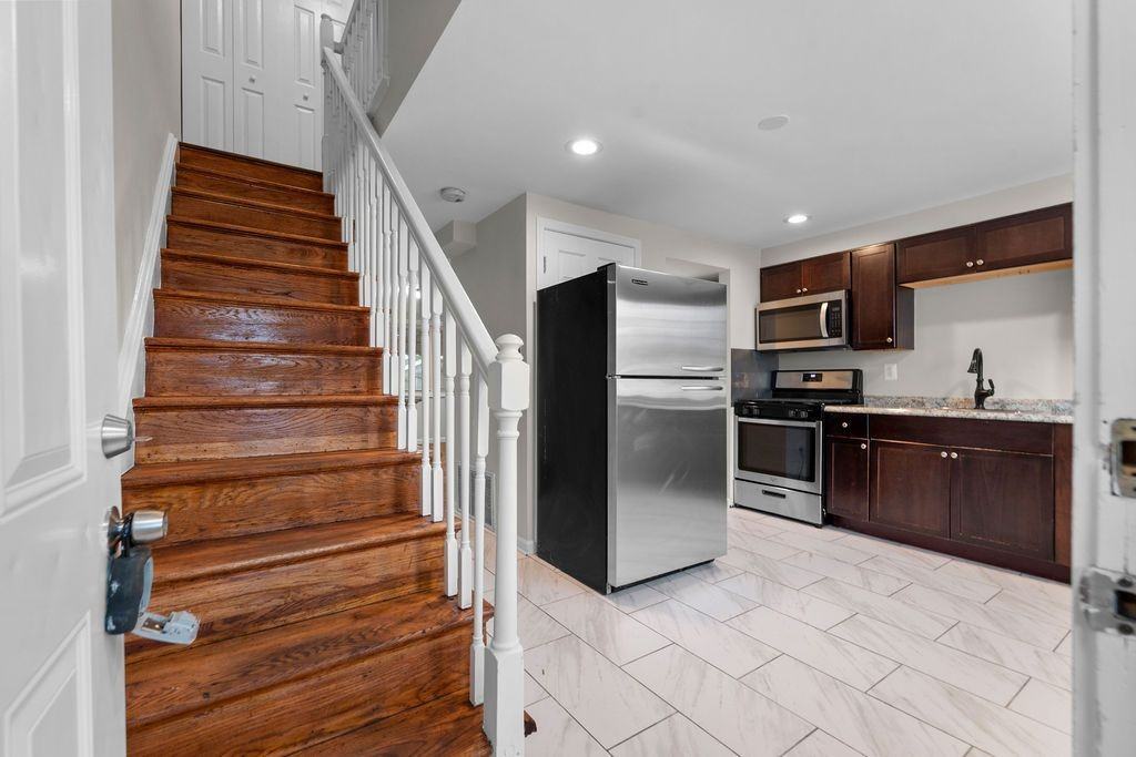 819 5th Ave - Photo 3 of 20