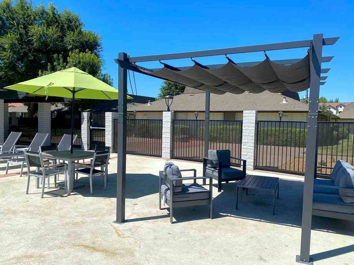 5155 N Fresno St - Photo 5 of 28