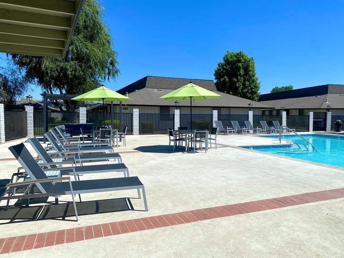 5155 N Fresno St - Photo 3 of 28