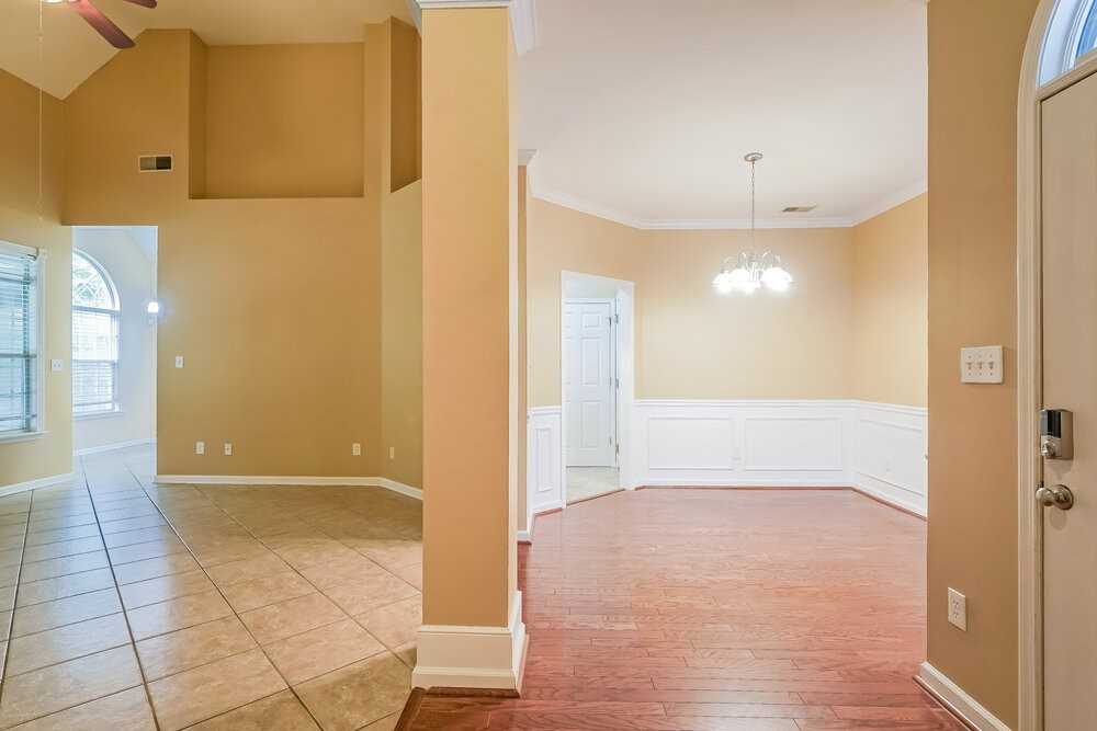725 Claiborne St - Photo 3 of 16